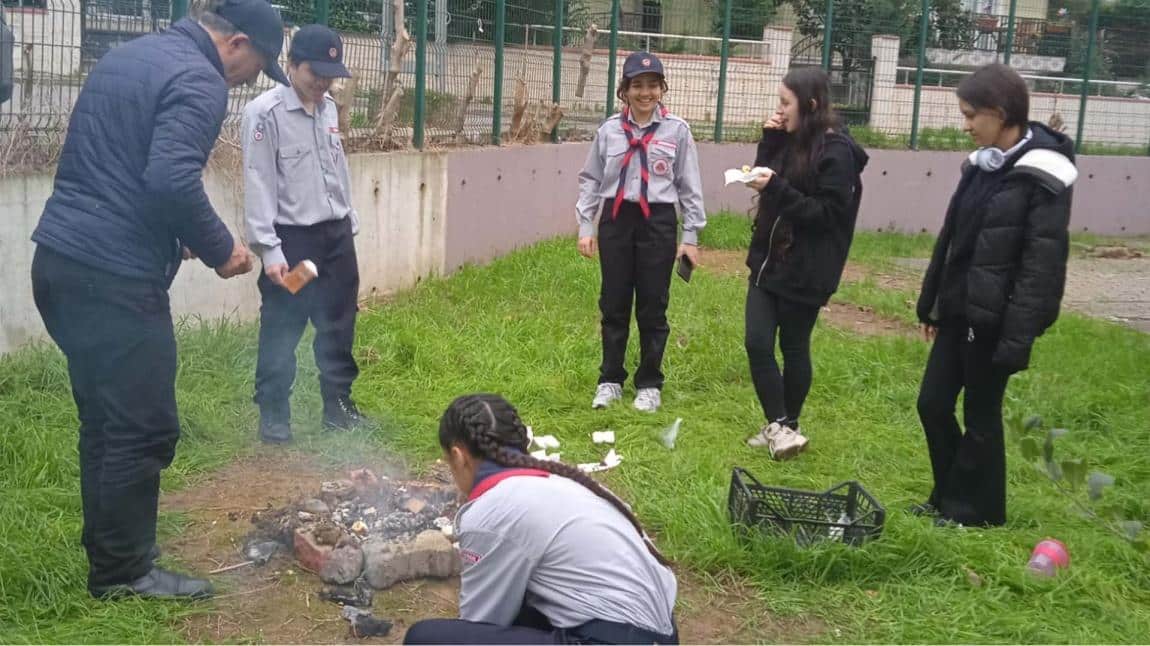 İzcilik Kulübümüz Kamp Ateşi Yakmayı Öğreniyor